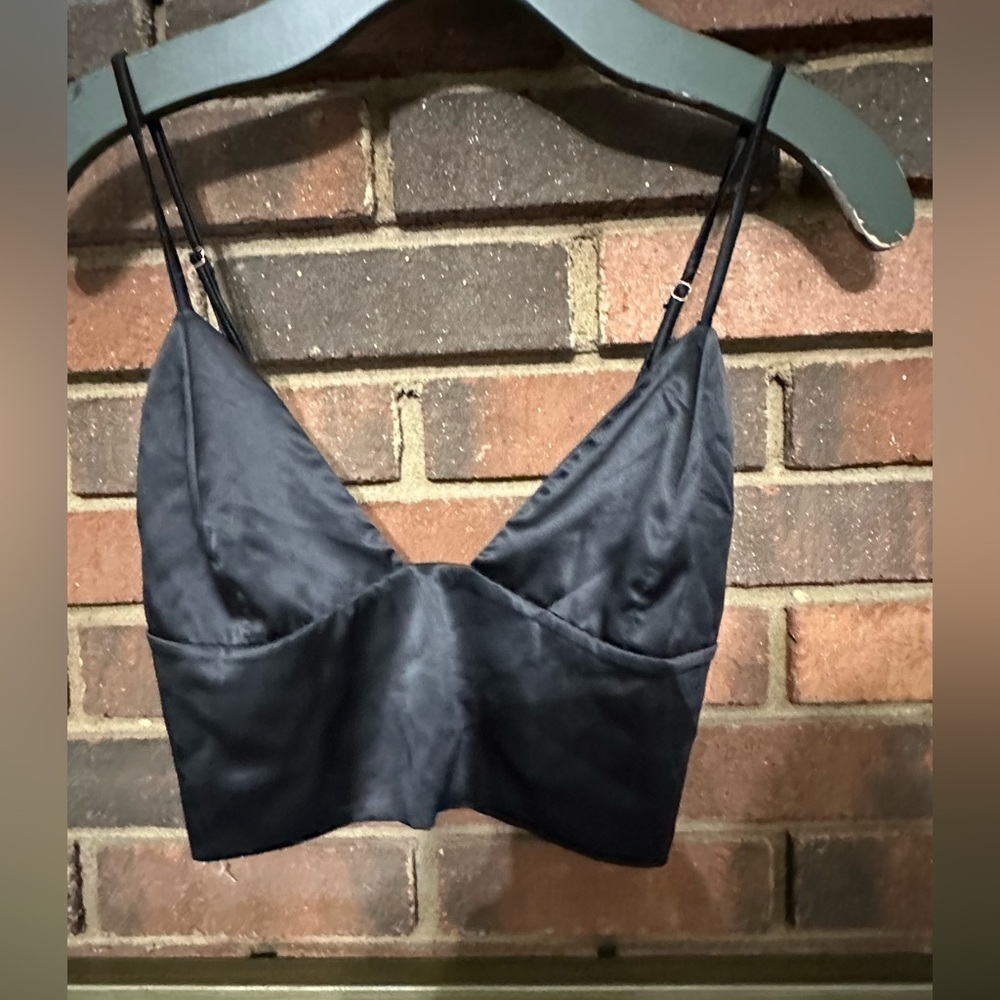 🛍️ sexy black crop top. Size small. Great condition.